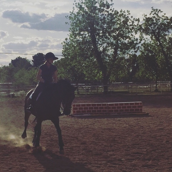 💛 Meet your Posher, Mary 💛 - Picture 2 of 3